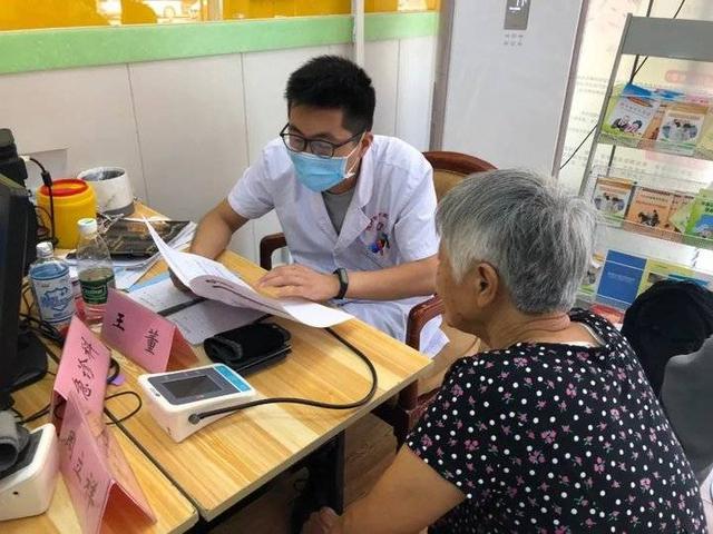 德州市中醫(yī)院開展老年健康宣傳周義診活動(dòng) 為長者送上貼心健康咨詢服務(wù)