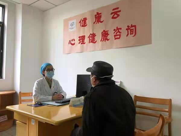 醫(yī)生對居民進(jìn)行心理疏導(dǎo)